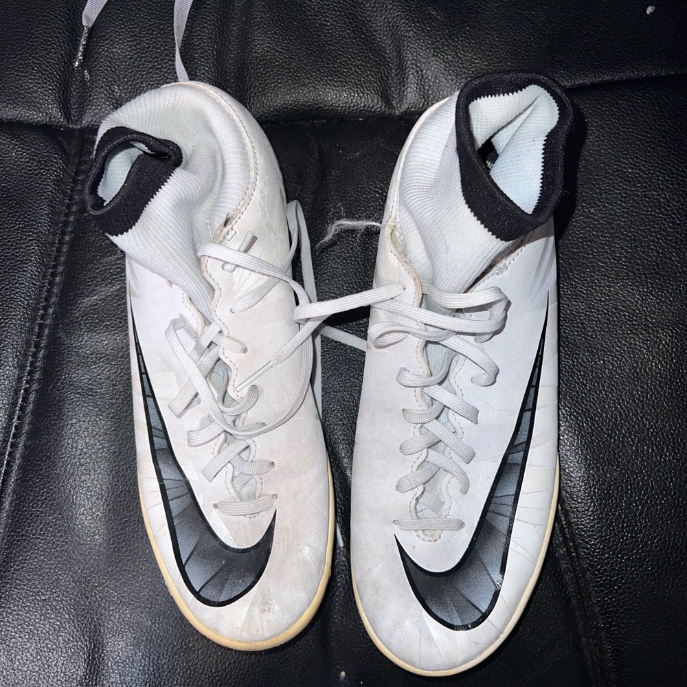 Indoor futsal shoes